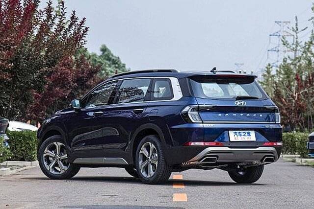 Đuôi xe Hyundai SantaFe 2023