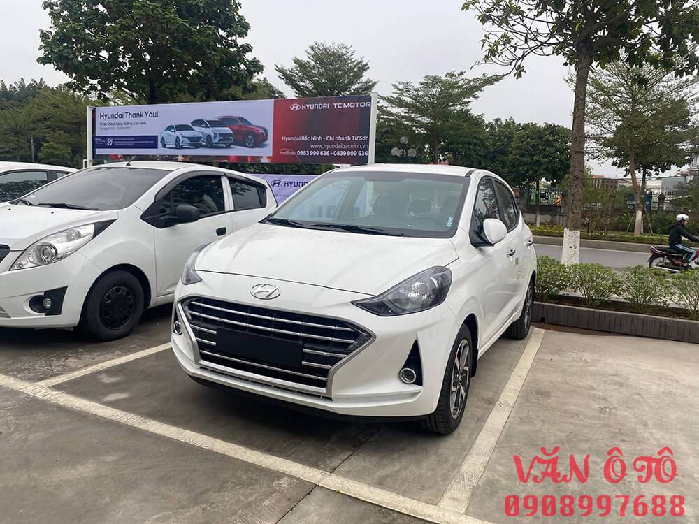 Hyundai i10 At Hatchback Tiêu chuẩn với mặt ca-lăng khác biệt