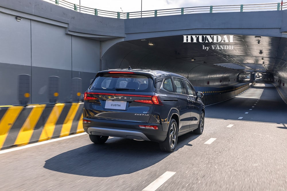 Giá lăn bánh Hyundai Custin 2023 tại Bắc Ninh, Bắc Giang và Hà Nội Đuôi xe Custin 2023
