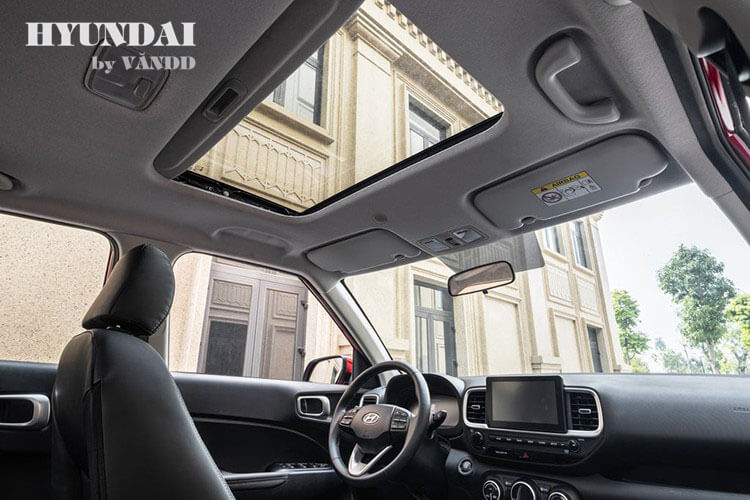 So sánh Hyundai Venue và VinFast VF5 Cửa sổ trời của Hyundai Venue 2025 bản đặc biệt