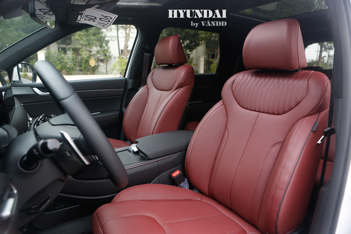 So sánh các phiên bản Hyundai Palisade: Chọn Prestige hay Exclusive? Hàng ghế Palisade trước với màu Đỏ đô thể thao