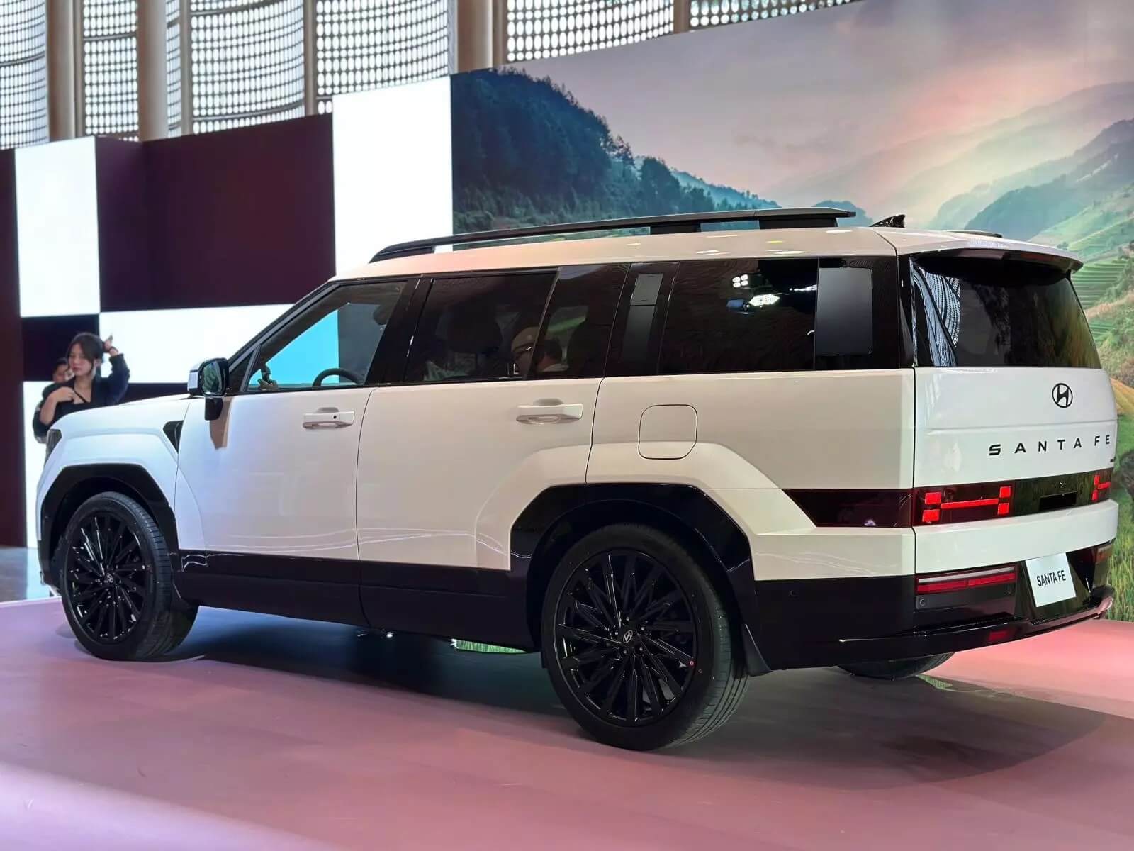 Đuôi xe Santa Fe 2024 mang nhiều nét tươi mới phong cách Bắc Mỹ