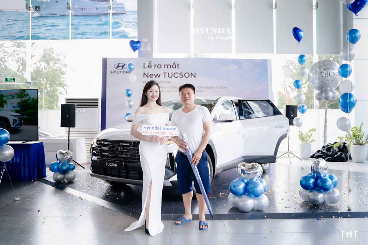 Khách hàng nhận quà tặng từ chương trình 