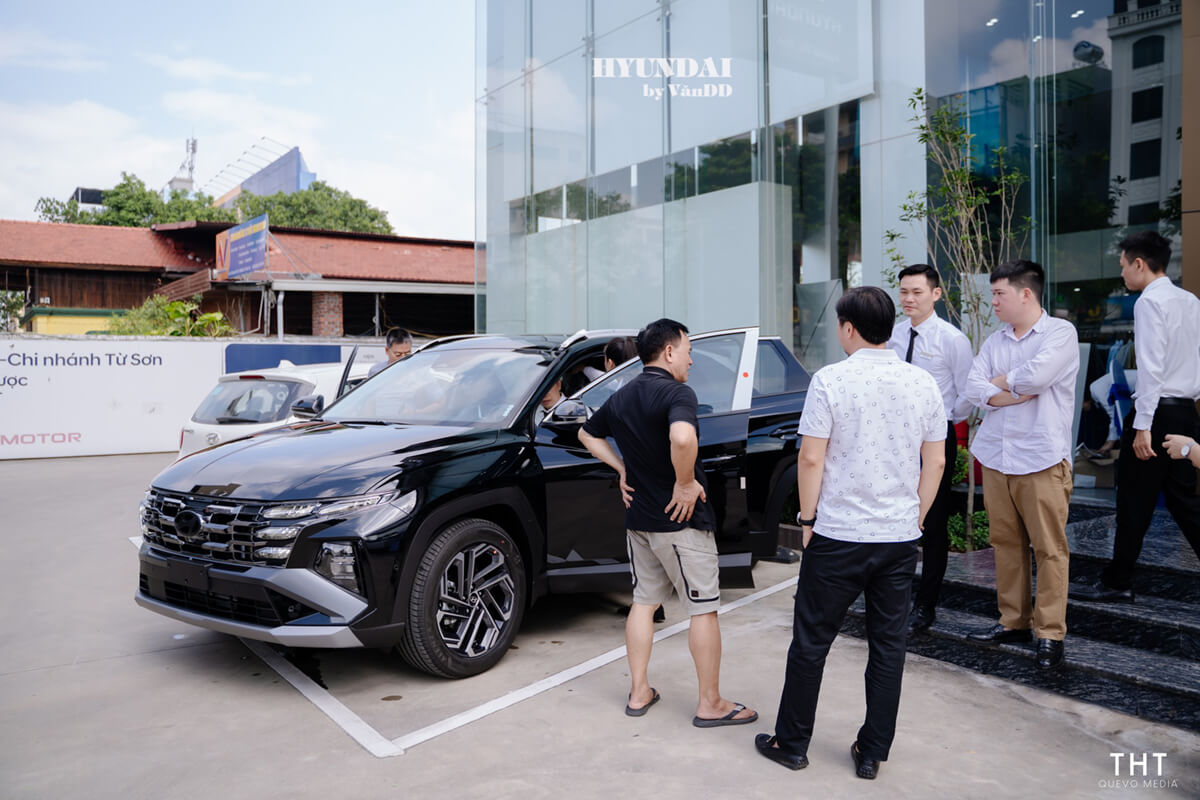 Mua Xe Hyundai Tại Bắc Ninh - Hướng Dẫn Chi Tiết Từ A - Z (2025) Khách hàng trải nghiệm sản phẩm Hyundai Tucson 2024 tại Hyundai Bắc Ninh chi nhánh Từ Sơn